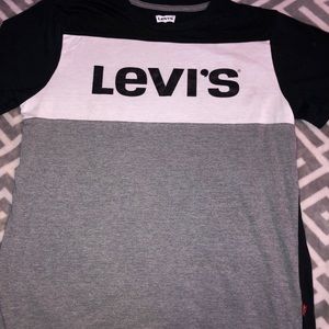levi’s t-shirt